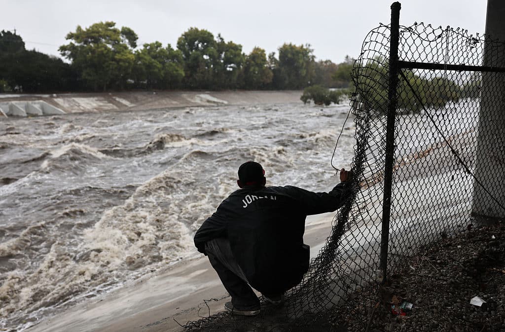 La Patrulla de Carreteras de California reabrió a las 12:40 horas dos carriles de la autopista 5 en dirección norte a la altura del bulevar Lankershim en Sun Valley. Los carriles habían sido cerrados por inundaciones.