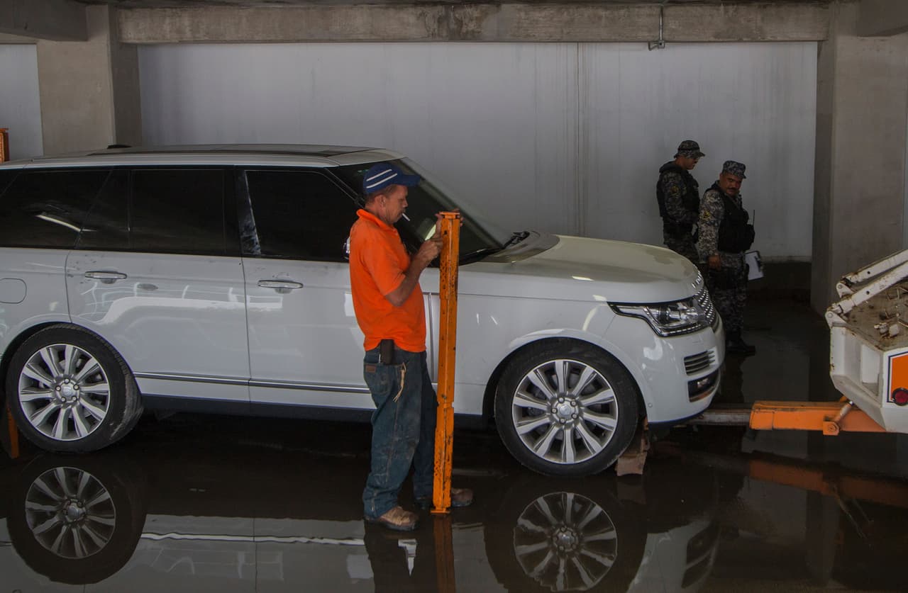 Además de detalles visuales al exterior en dos tonos y de su exclusivo diseño interior, 
<b>Land Rover Ranger Rover SV Autobiography </b>dispone de un motor V8 capaz de desarrollar 550 caballos de fuerza. Esta lujosa utilitaria parte de los casi 140,000 dólares alcanzando los casi 190,000 dólares, según la versión.
