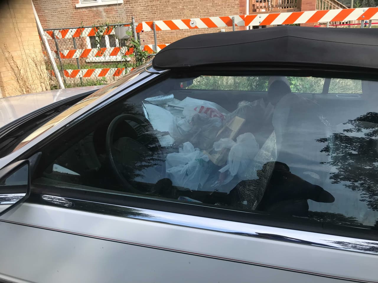 <b>Vecinos hablan sobre las personalidades de los hermanos: </b>
<br>Algunos vecinos que hablaron con
<b><a href="https://www.univision.com/local/chicago-wgbo/alonzo-ruiz-moreira-de-12-anos-muere-por-covid-19-chicago-su-madre-no-pudo-despedirse">Noticias Univision Chicago</a></b>, describen a los hermanos como antisociales.
<br>De acuerdo a la policía de Lyons, fueron los vecinos los que llamaron a las autoridades, preocupados por el bienestar de los hermanos que residen en esta casa, pues hacían varios dias que no los veían. Cuando la policía llegó a la vivienda, se encontraron la casa en condiciones deplorables.
<b>Ambos hermanos fueron llevados a un hospital para una evaluación física y mental. "No hay evidencia de que padezcan de alguna condición", confirmó Herion.</b>