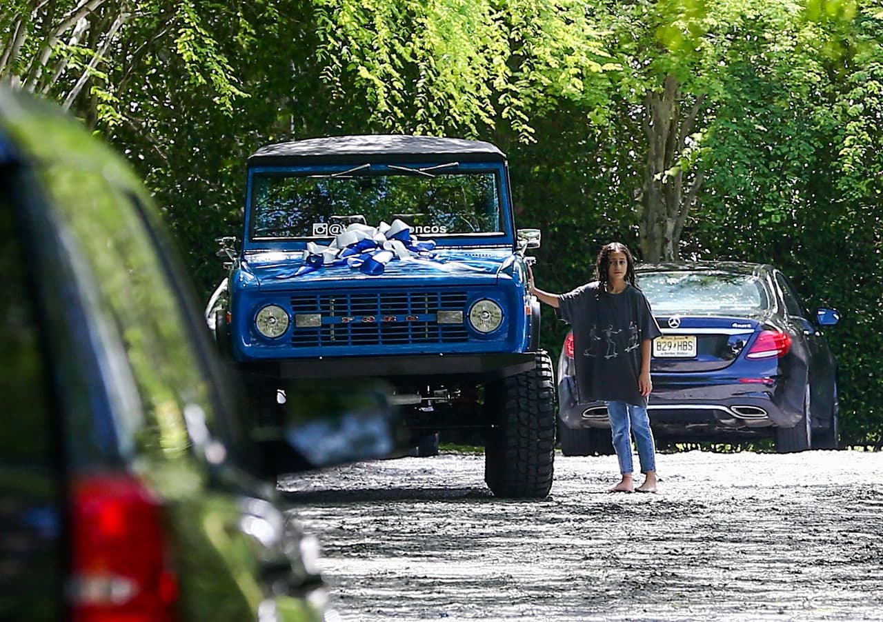 Emme, hija de Jennifer López, quiso probar la nueva camioneta, pero no fue posible.