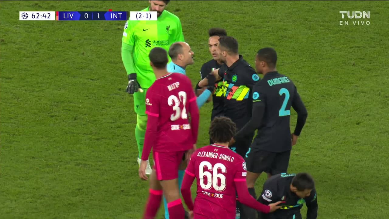 ¡Tarjeta Roja! Alexis Sánchez recibe la segunda amarilla y se va del juego.