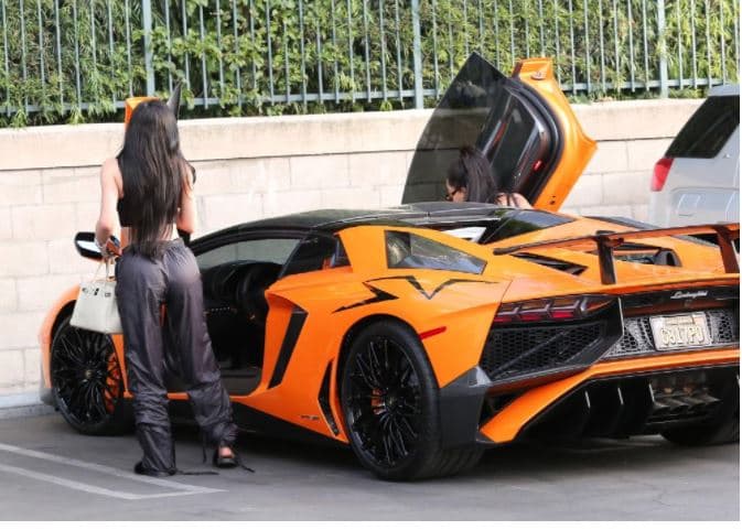 <b>Kylie Jenner</b>
<br>La modelo es propietaria de este 
<b><a href="http://www.univision.com/noticias/lamborghini/lamborghini-aventador-lp-750-4-superveloce-fotos">Lamborghini Aventador SV Roadster</a></b> con motor V12 de 6,5 litros y 750 caballos de fuerza, y también 
<b><a href="http://www.univision.com/noticias/autos-y-famosos/kendall-jenner-es-una-fanatica-de-los-autos-estos-son-algunos-en-su-coleccion-fotos">es poseedora de modelos de otras marcas</a></b>, entre ellos autos de colección. Sin embargo lamentamos reportar que esta 'famosa sin causa' 
<b><a href="http://www.univision.com/noticias/autos-y-famosos/kylie-jenner-se-siente-mal-porque-nunca-saca-a-pasear-a-su-lamborghini-de-medio-millon-de-dolares">no es fanática</a></b> de su Aventador.
