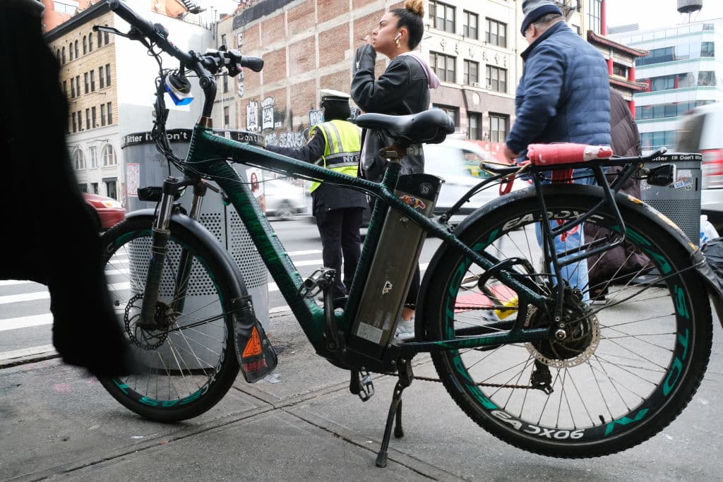 <b>Precauciones para evitar incendios</b>
<br>
<b>Realiza inspecciones periódicas: </b>Revisa regularmente la batería y su cargador para detectar daños visibles, deformaciones o fugas. Ante cualquier anormalidad, suspende su uso y contacta al fabricante o a un técnico certificado.
<br>