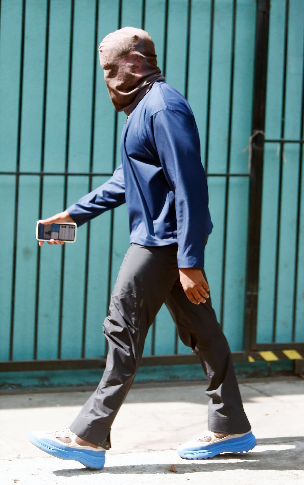 Presuntamente se escuchó a Kanye alardear de lo bien que estaba obstruyendo la audiencia, mientras que sus abogados no hicieron nada al respecto.
<br>