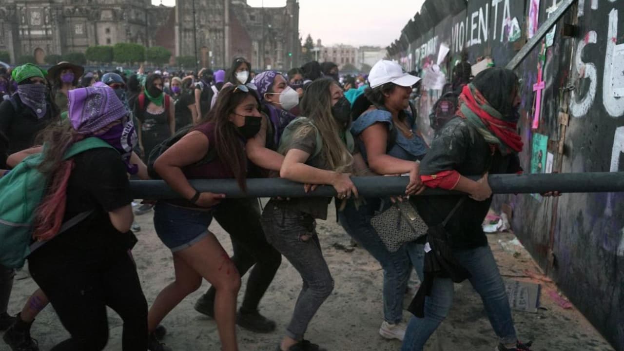 <b>En video:</b> Mujeres encapuchadas se enfrentaron con agentes de la policía mientras trataban de derribar una valla metálica que protegía el Palacio Nacional. Mientras tanto, otras manifestantes ocasionaron daños al tiempo que avanzaban por las calles de la ciudad exigiendo justicia, equidad y una vida libre de violencia. Al menos 75,000 mujeres inundaron las calles pacíficamente exigiendo sus derechos.