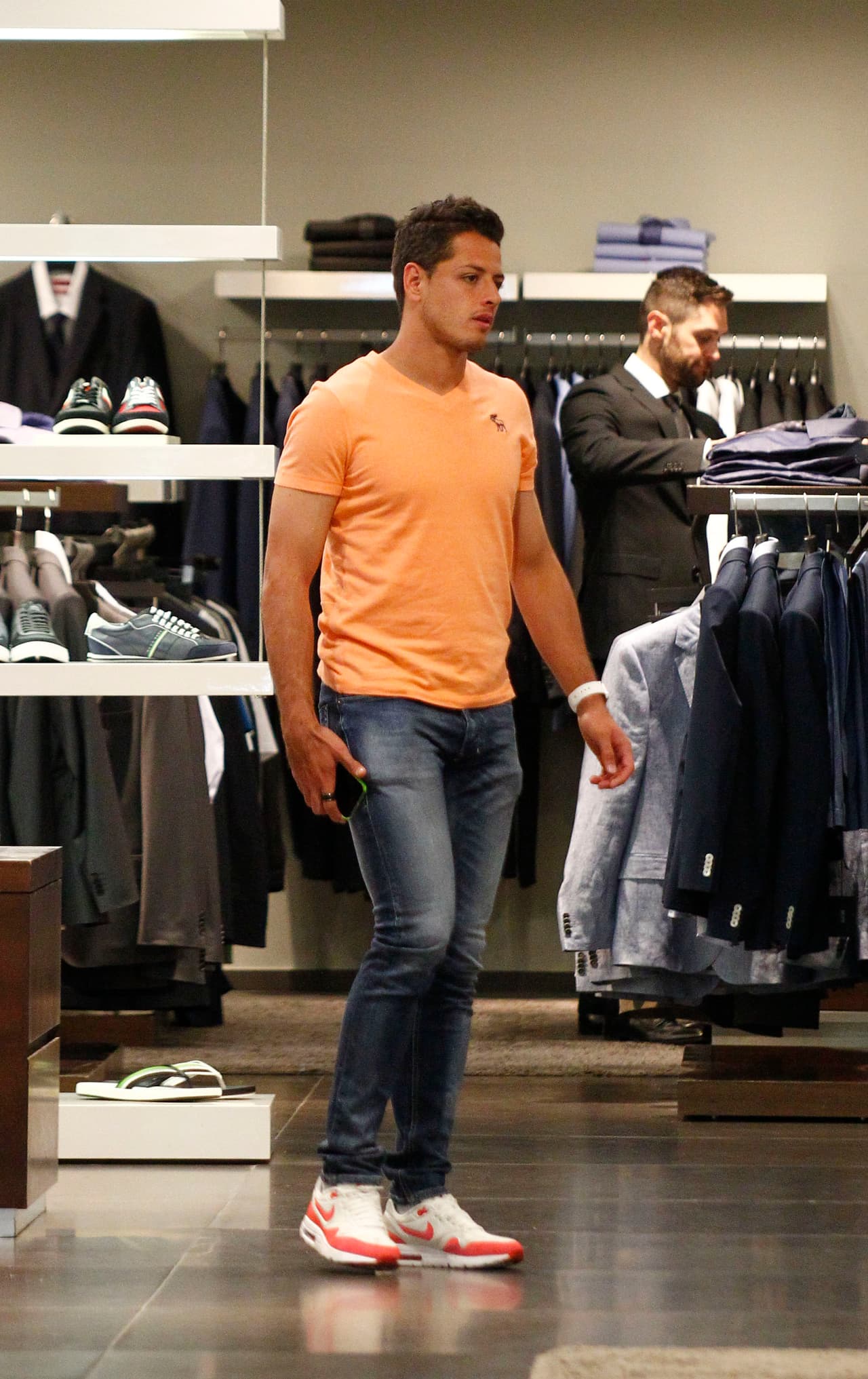 'Chicharito' recorrió las tiendas más exclusivas de Madrid.