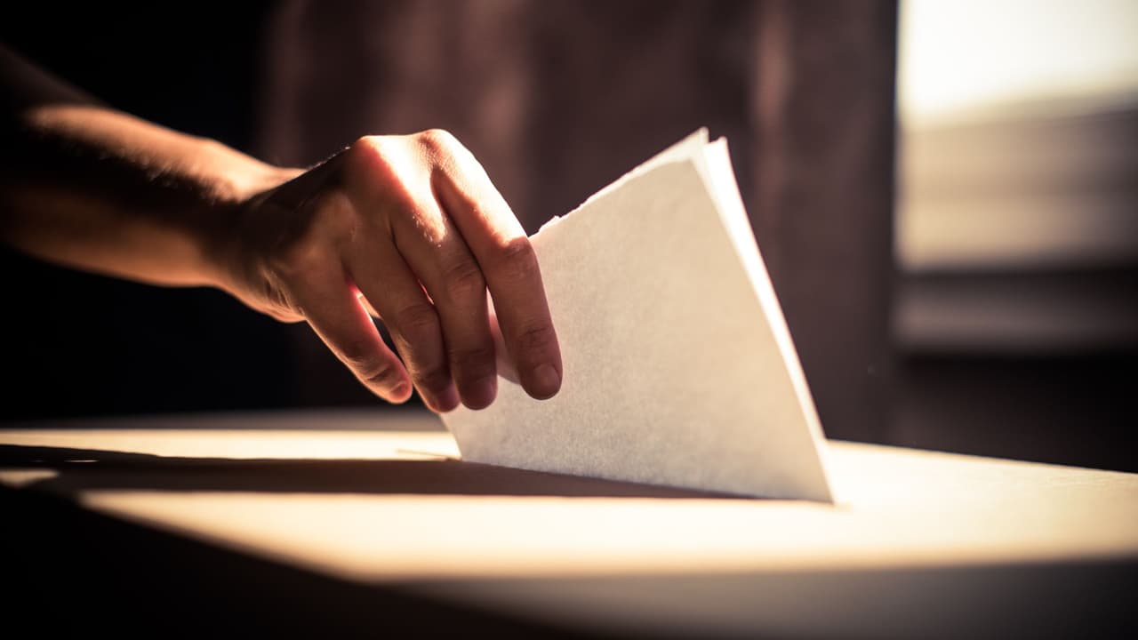 <h3 class="cms-H3-H3">Redibujar los mapas electorales</h3>
<br>
<br>Abbott quiere que 
<b>Texas rediseñe sus 38 distritos federales</b> antes de las elecciones de 2026. 
<br>
<br>
<b>🔎 Impacto en la comunidad:</b> Esto podría diluir el voto hispano y afectar la representación de congresistas hispanos. Organizaciones civiles ya han alzado la voz.