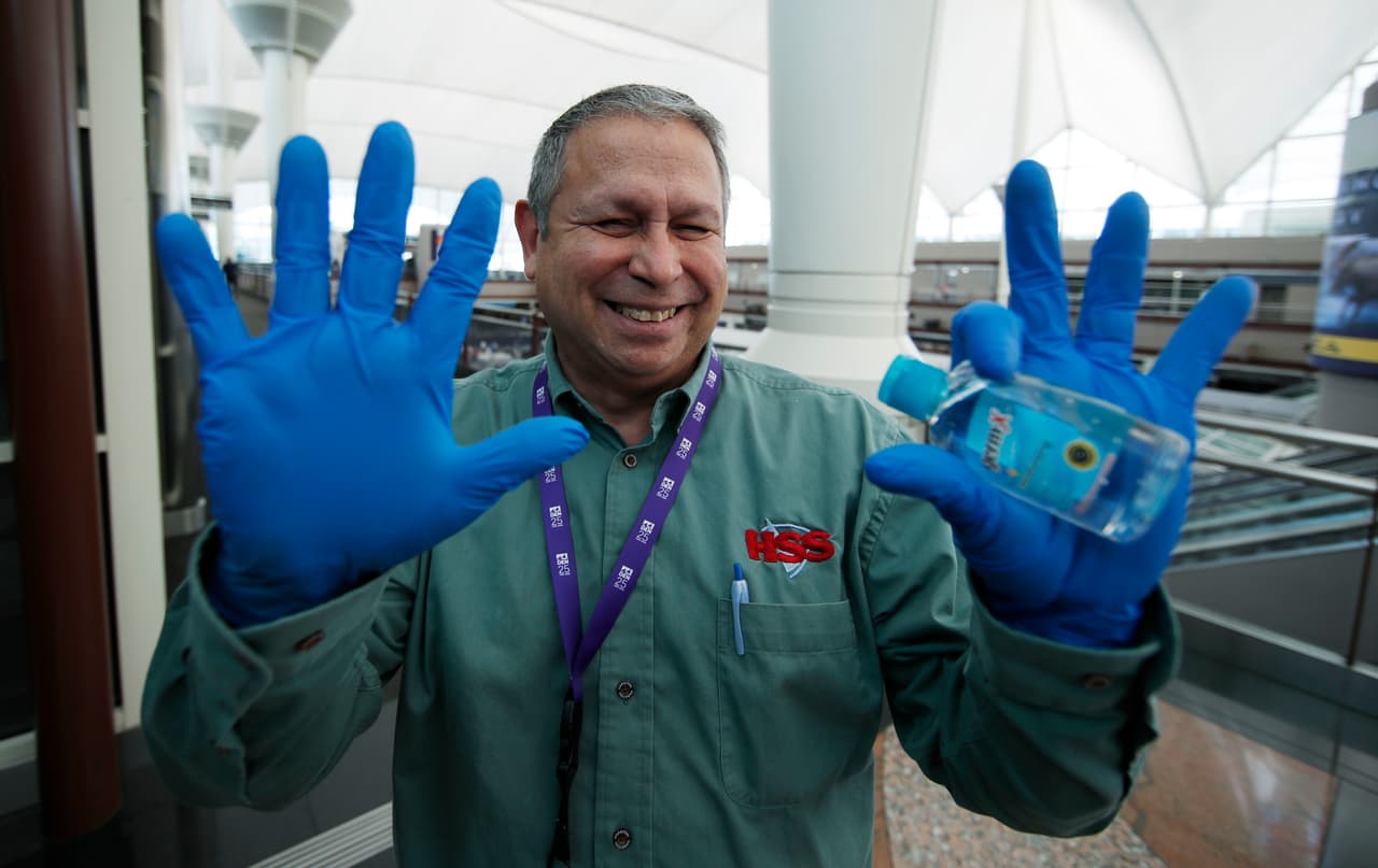 <b>Mito:</b> el blanqueador, hacer gárgaras con vinagre y el ajo pueden protegerme del coronavirus.
<br>
<br>Todo esto es mentiras. Lavarse las manos y limitar el contacto con otras personas siguen siendo las mejores maneras de evitar enfermarse.