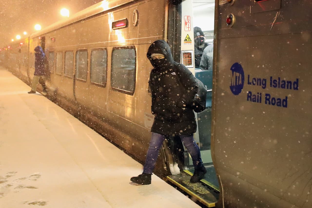 La estación de tren de Rhode Island, Nueva York, en medio de la nevada. La tormenta invernal dejó a más de 60 millones de personas frente a un pie o más de nieve. Las advertencias de mal tiempo continúan desde Maine hasta Carolina del Sur.