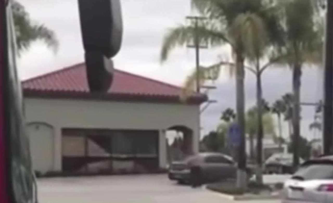 El hecho ocurrió este lunes a las 3:12 p.m. entre la calle Spring y la avenida Palo Verde, informó la policía de Long Beach (LBPD). Los agentes respondieron ante el llamado por un tiroteo cerca de la escuela. El disparo fue detonado por un oficial de seguridad del Distrito Escolar Unificado de Long Beach cuando la mujer se encontraba dentro de un carro.