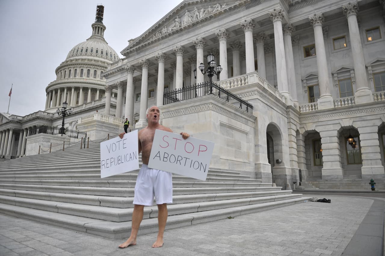 En la mañana del viernes, antes de la llegada de los manifestantes un partidario del juez sin camisa y sin zapatos mostró dos carteles frente al Congreso. “Vota republicano, detén el aborto”, fue su mensaje.