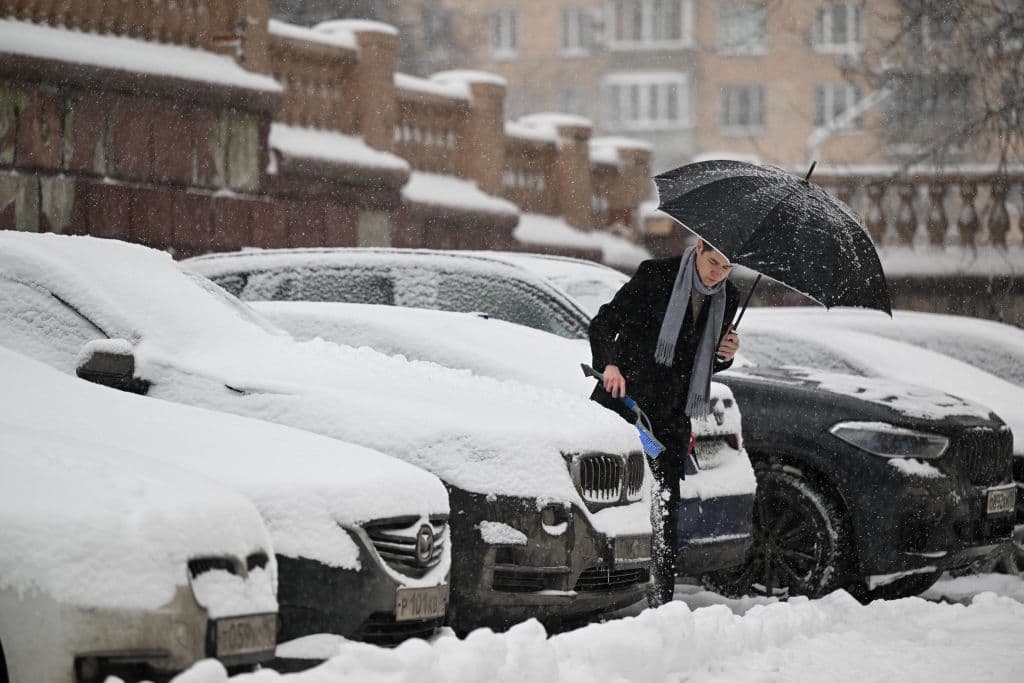 <b>Cubre todo el automóvil</b>
<br>Para una protección total, compra una cubierta gruesa para automóviles. No solo evita que la nieve o el hielo se peguen sobre la pintura, también evita que se dañe por la humedad.