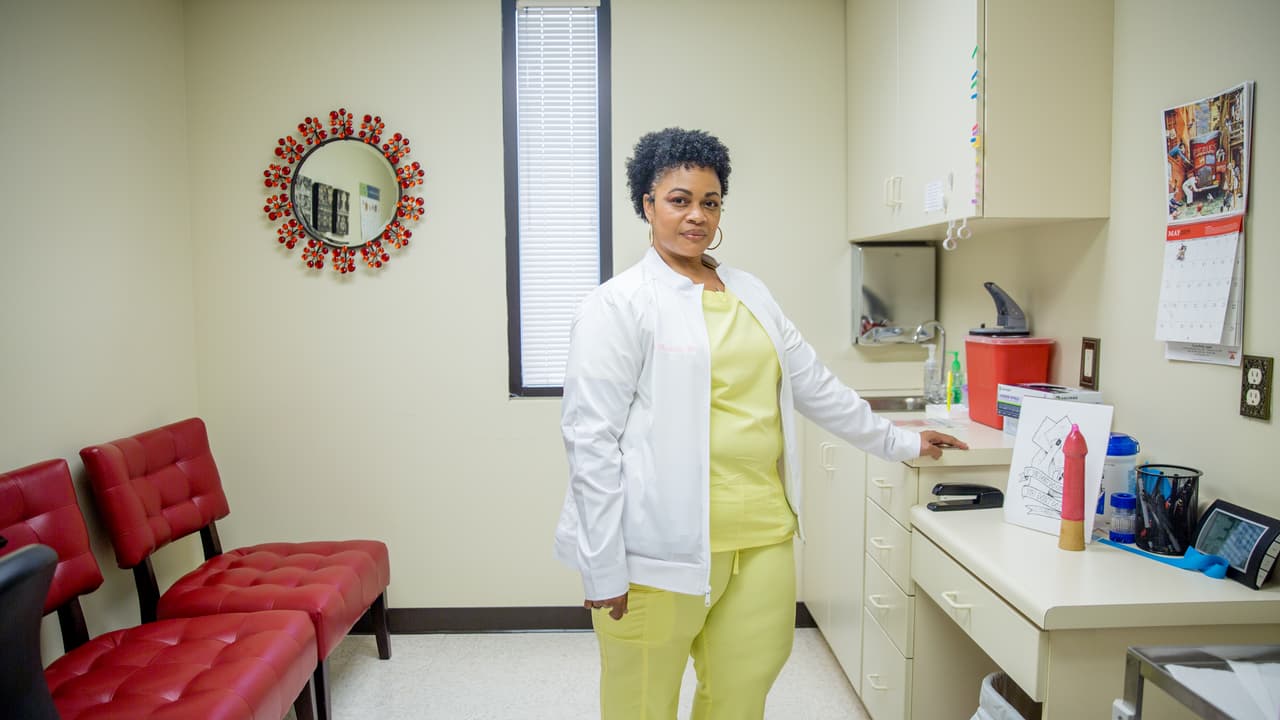 En el estado de Alabama hay un período de espera de 48 horas para quien necesite acceder al procedimiento”, explica la enfermera Lashonda Clemons-Pinchon. La ley exige a las enfermeras como ella ofrecer una sesión de consejería a quienes asistan a una primera cita en la clínica: les da a conocer sus opciones y les entrega un folleto con recursos de ayuda (como cupones de comida, por ejemplo) en caso de que decidan continuar con el embarazo. “No estoy lidiando con personas que no pueden decidir por sí mismas. Esta es probablemente una de las decisiones más complicadas que les tocará tomar en sus vidas, de modo que 
<b>cuando llegan al consultorio, ya tienen claro lo que necesitan hacer”.</b>