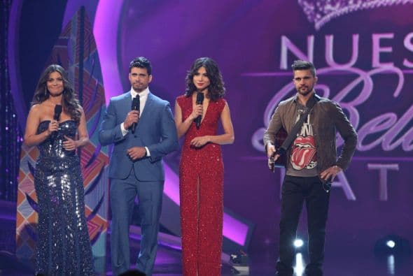 Juanes trajo “LUZ” al escenario de Nuestra Belleza Latina y las chicas gozaron con la música del colombiano además que lucieron sencillamente espectacular en coloridos atuendos. ¡Vaya manera de abrir el show!