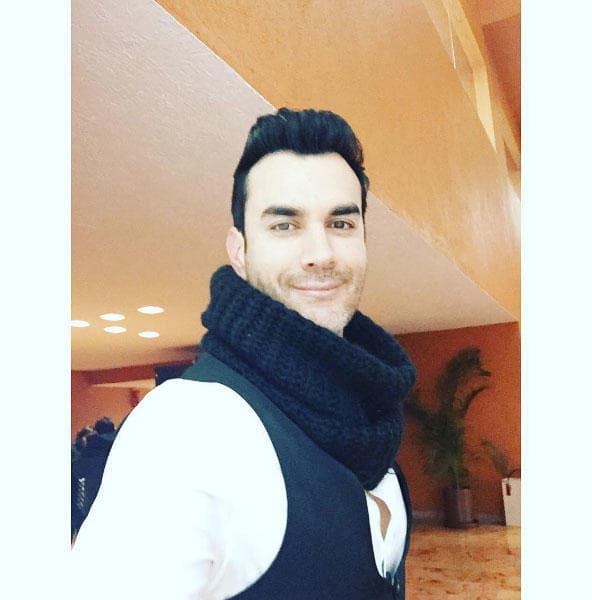 Físicamente se fija mucho en los ojos, las piernas y la sonrisa de una mujer.