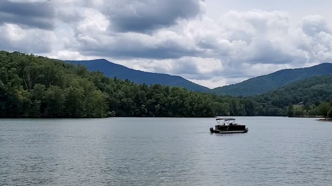 Hay muchas rampas públicas para botes que ofrecen fácil acceso a todos los deportes acuáticos.