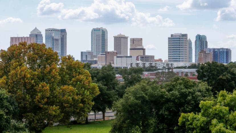 Tampa Bay está rezagada en salarios, vivienda y talento, revela un informe
