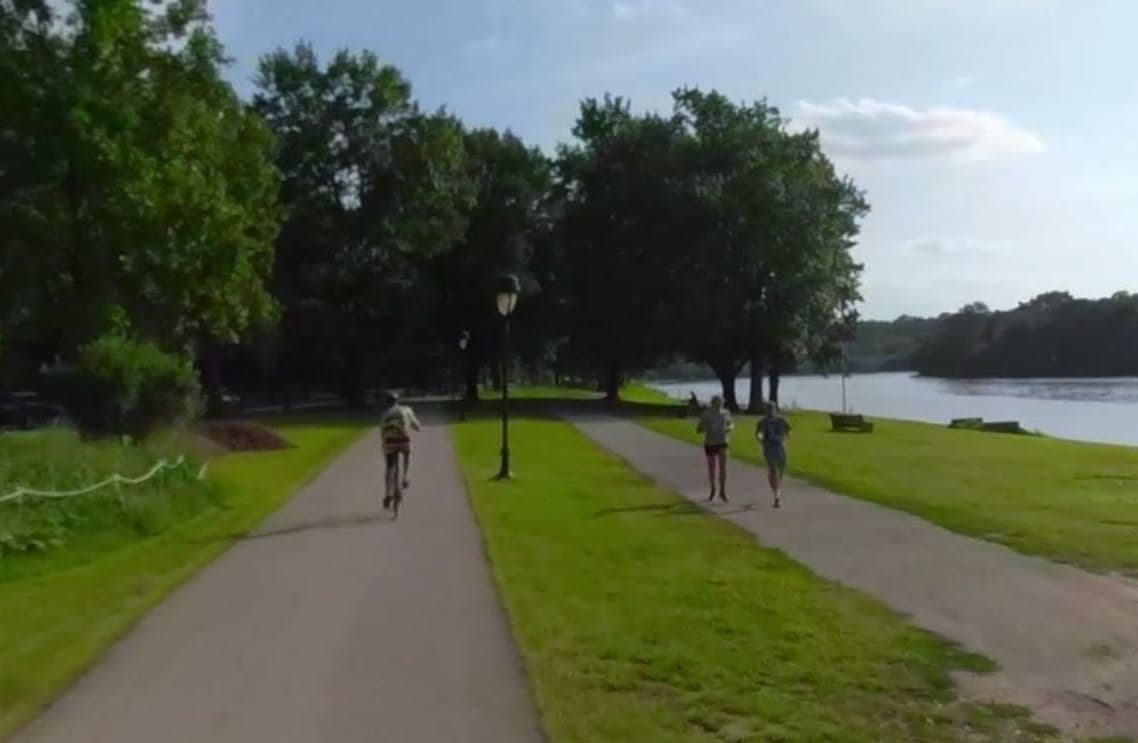 <b>Schuylkill River Trail (Kelly Drive) & Martin Luther King Jr. Drive Loop</b>. Una de las rutas para correr y andar en bicicleta más populares de Filadelfia, Kelly Drive y Martin Luther King Jr. Drive Loop es una vuelta de nueve millas que abarca ambos lados del río Schuylkill. El camino pavimentado, parte del sendero más grande del río Schuylkill, comienza cerca del Museo de Arte de Filadelfia y serpentea a lo largo de Boathouse Row hasta Falls Bridge en East Falls. Los ciclistas o corredores cruzan el puente hacia el lado opuesto del río y regresan hacia la ciudad para terminar la segunda mitad del circuito en Martin Luther King Jr. Drive.