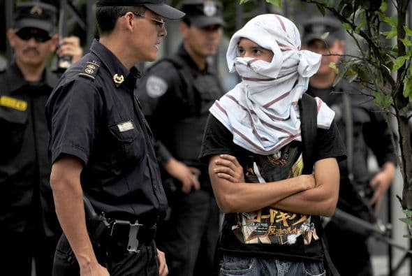 Tres semanas después, en El Salvador, entró en vigencia una ley antipandillas que penaliza con 10 años de cárcel la pertenencia a esas organizaciones.