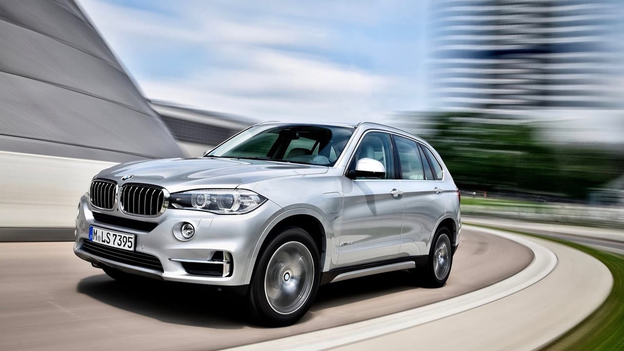 <h3 class="cms-h3-H3">SUV de lujo con tres filas de asientos: BMW X5.</h3>
<br>
<br>La camioneta grande de BMW convenció a los jueces por la variedad de motores que ofrece, su sistema de infoentretenimiento al cual considerán sofisticado y amigable, Asientos delanteros supremamente cómodos y su estabilidad en la vía, auqnue consideraron que la tercera fila de asientos es muy estrecha.
<br>
<br>Finalistas: 
<b>Volvo XC90</b> y 
<b>Audi Q7</b>.