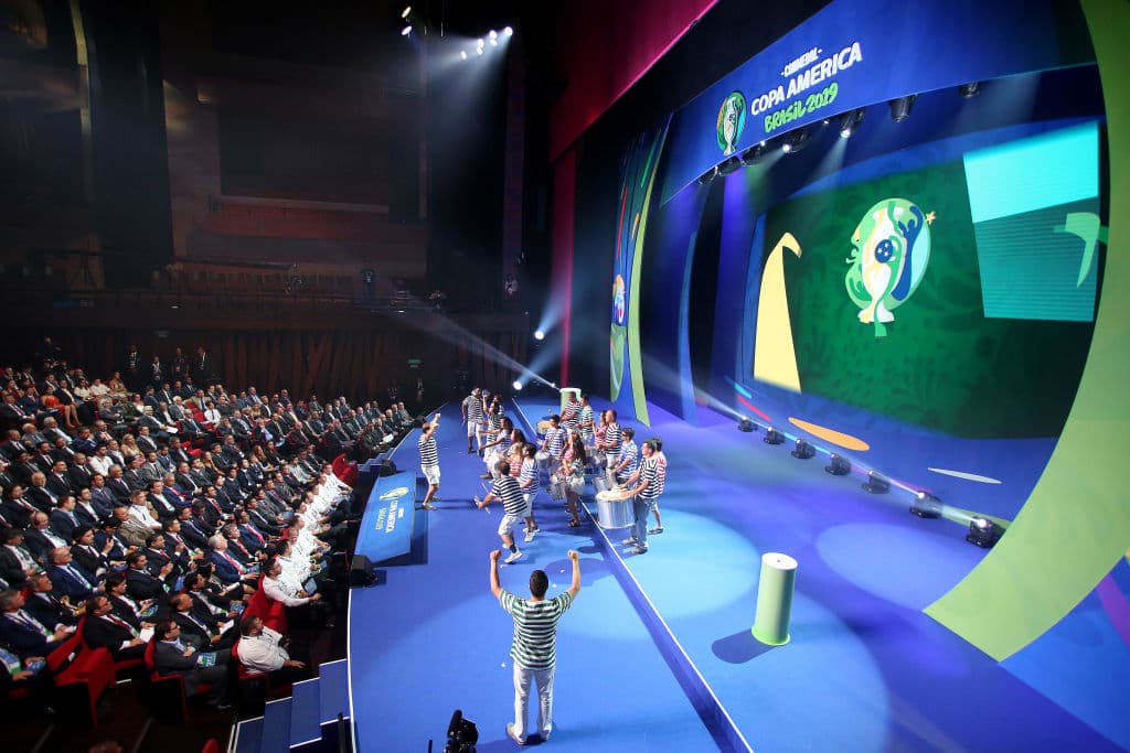 La ceremonia, antes de comenzar contó con la presencia del grupo llamado Monobloco, que amenizó el lugar con canto y baile, al más puro estilo brasileño.