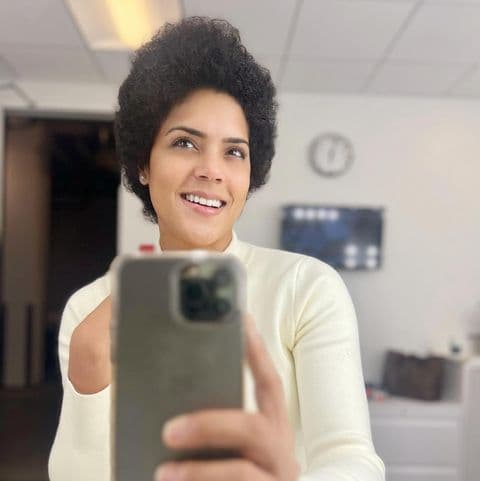 “Pero les confieso que, aunque estoy en la parte de conocer mi cabello, encontrar el producto adecuado para que crezca sano y fuerte, entenderlo y algunas cositas más, me estoy disfrutando mucho el proceso de la transición”, añadió. 
<br>