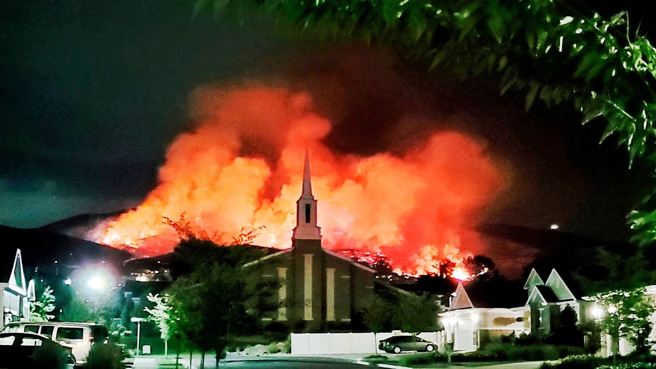 Fuegos artificiales causan enorme incendio forestal 30 millas al sur de Salt Lake City