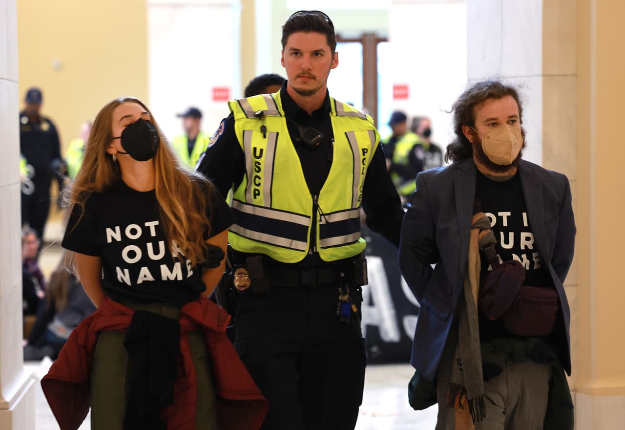 Las autoridades no han precisado una cifra exacta de personas detenidas, pero dijeron que fueron aproximadamente 300.