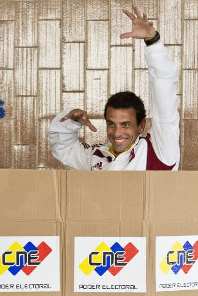 Rodeado de sus partidarios y acompañado de su madre, Capriles votó pasadas las 13:00 hora local (17:30 GMT), en el colegio Santo Tomás de Villanueva, ubicado en el municipio de Baruta, donde fue alcalde durante dos períodos.
