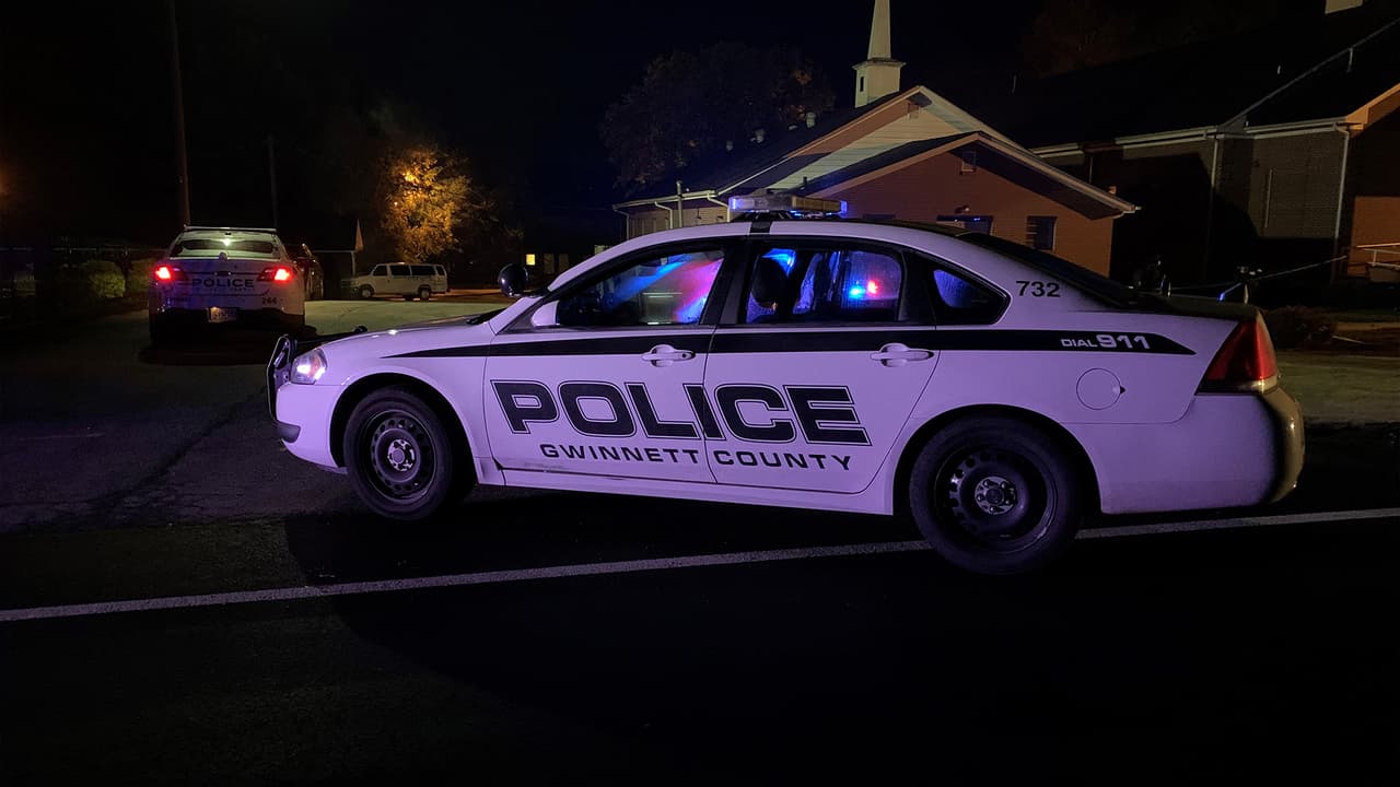 La mujer encontrada muerta en un carro en Gwinnett intentó robar al hombre que le disparó, según la Policía