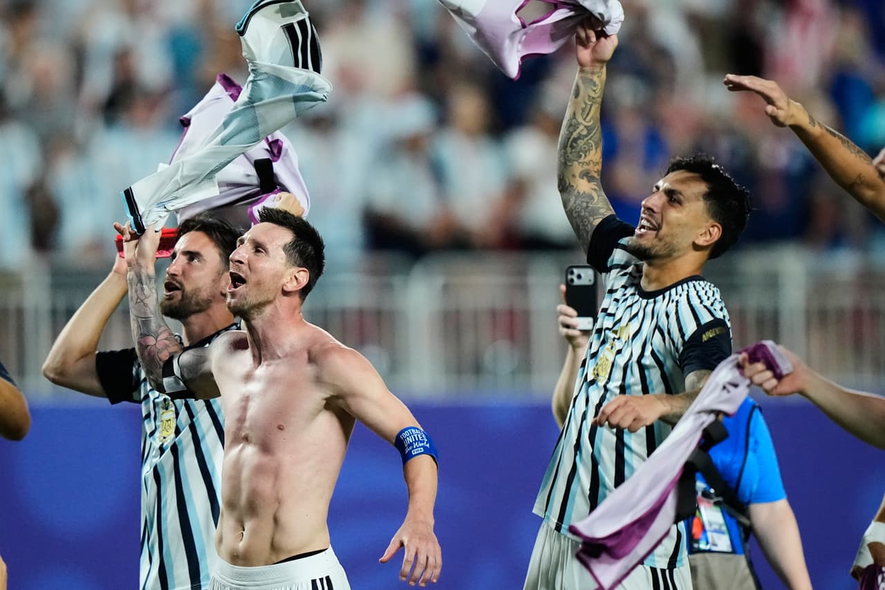 Lionel Messi, de Argentina, en el centro, celebra la victoria de su equipo sobre Suiza en el partido de cuartos de final de la Copa Mundial de Fútbol en Kansas City, Missouri, el sábado 11 de julio de 2026.