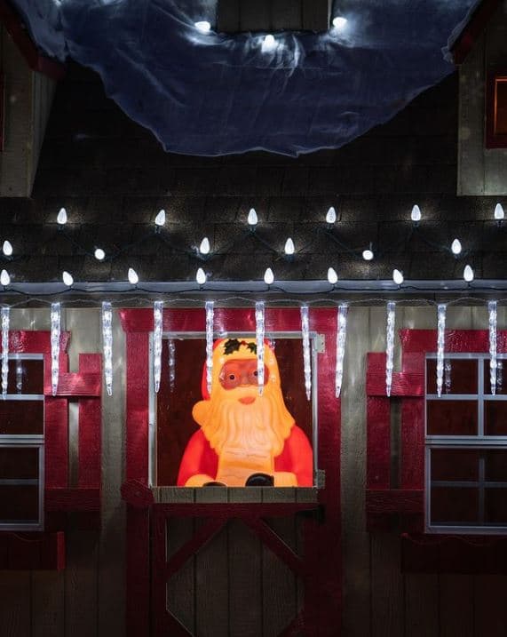 <b><a href="https://wralnightsoflights.com/">WRAL Nights of Lights at Dorothea Dix Park (Hasta el 24 de diciembre)</a></b>. Los árboles iluminados, las exhibiciones de luces festivas y las instalaciones de arte local harán las delicias de los visitantes de todas las edades una vez más en el evento WRAL Nights of Lights en el Dorothea Dix Park. La ruta de conducción de 1.3 millas presenta imponentes robles, campos abiertos y colinas ondulantes, además de vistas del horizonte de Raleigh que se eleva sobre los árboles, lo que lo convierte en un lugar perfecto para este evento de temporada.