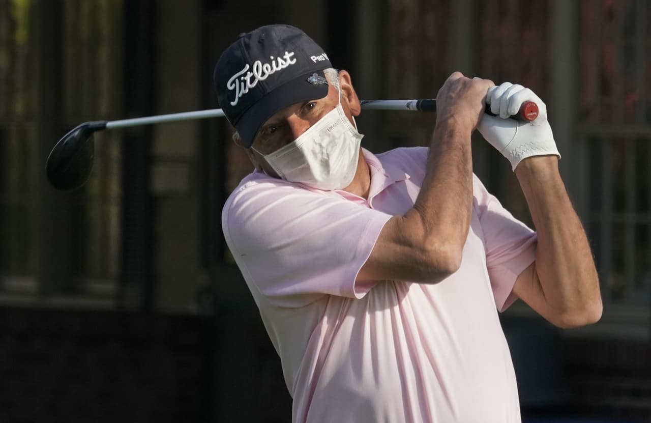 En Connecticut, el confinamiento se extendió hasta el 20 de mayo, sin embargo, el golf comenzó a permitirse el 4 de mayo, con máscaras protectoras y distancia social. En la fotografía, un golfista en la ciudad de Greenwich.
<br>