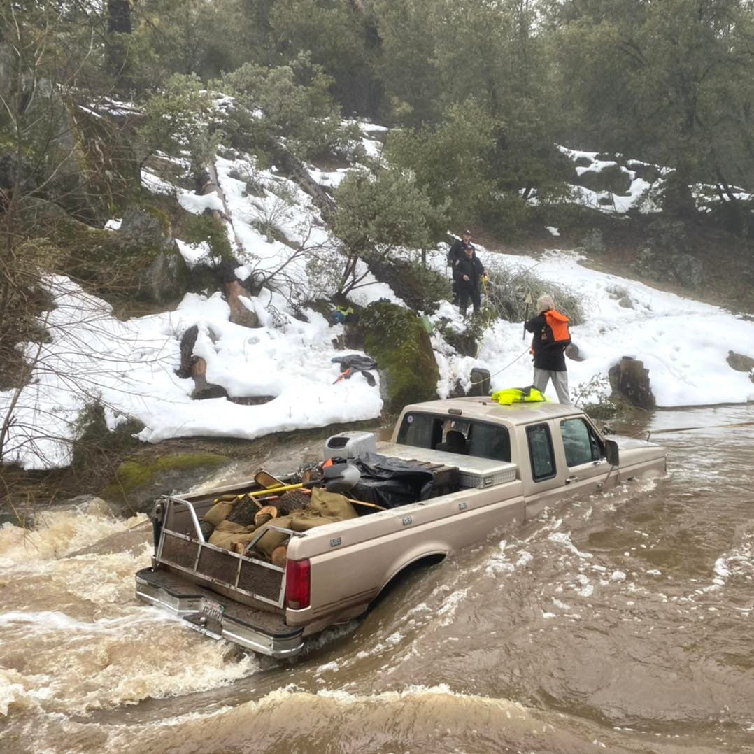 Frente a las afectaciones, distintos residentes del centro de California estuvieron expuestos a grandes peligros por el río atmosférico. Tal fue el caso de un hombre que viajaba en su camioneta y fue arrastrado en Merced.