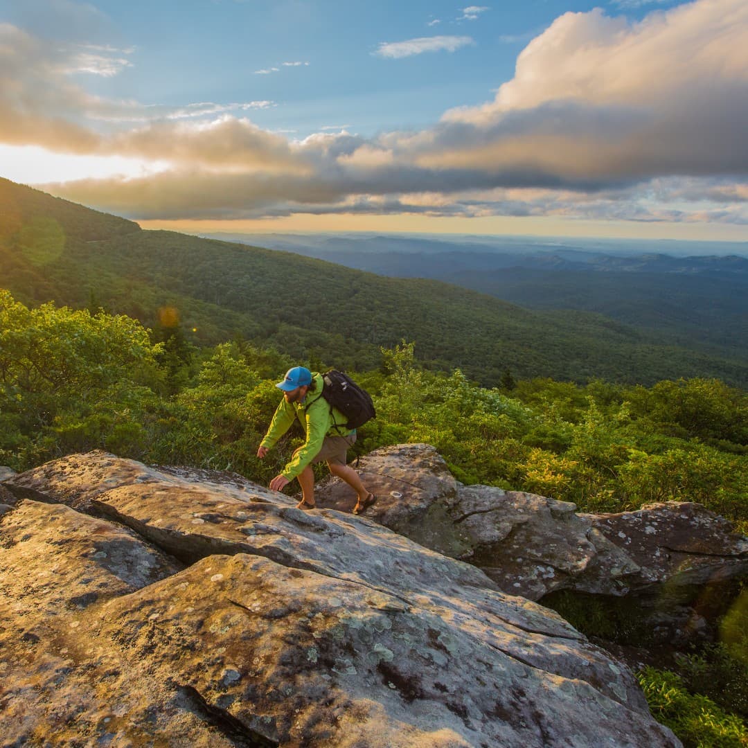 <b>Boone</b>
<br>
<b>Sitio web</b>: 
<a href="https://www.exploreboone.com/">https://www.exploreboone.com/</a> 
<br>
<b><a href="https://maps.app.goo.gl/RFk6ro49PXrN7W2C9">Cómo llegar</a> </b>
<br>
<br>La primavera llega un poco más tarde a Boone, pero la ciudad está repleta de actividades divertidas para hacer durante todo el año. Puede comenzar probando su maravilloso panorama de restaurantes, excelentes cervecerías y tiendas de propiedad local. Por supuesto, Boone está rodeada de muchos destinos para hacer caminatas y ver cascadas.