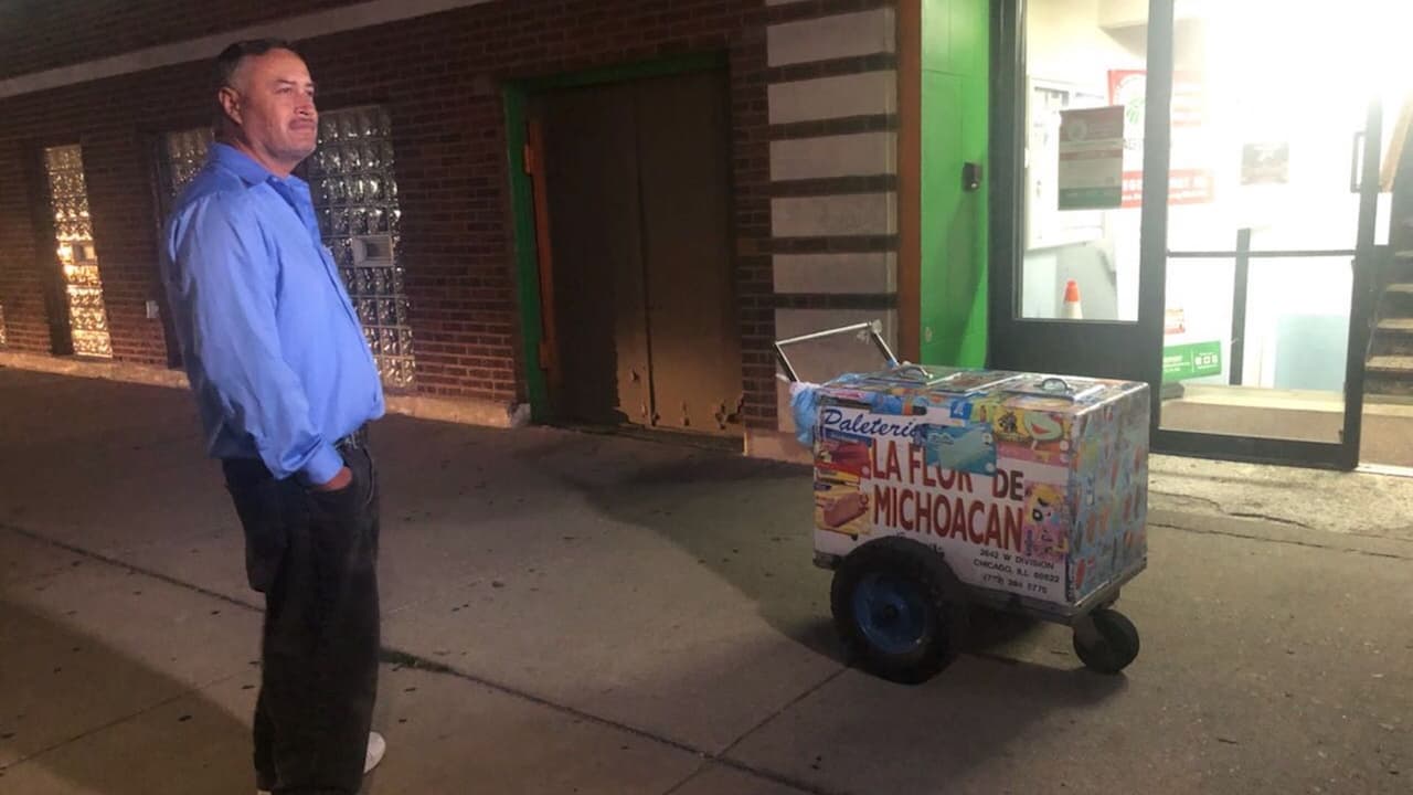 Mientras tomaba su almuerzo, le robaron su carrito de paletas a
<a href="https://www.univision.com/local/chicago-wgbo/un-grupo-de-facebook-de-la-villita-encuentra-el-carrito-que-le-robaron-a-un-paletero">Guadalupe Piñón,</a> o ‘Lupe’, un paletero que vive en el barrio de La Villita, en el oeste de Chicago.