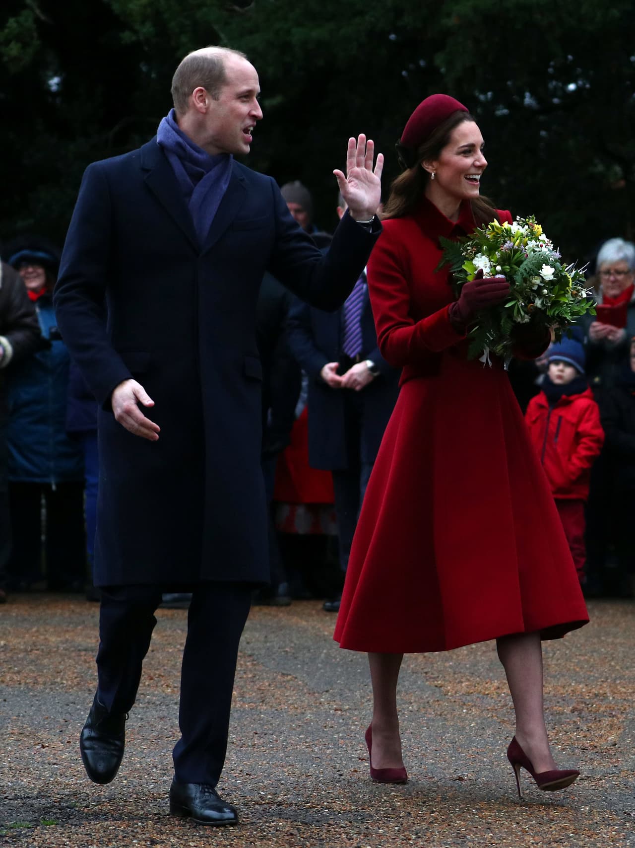 Cientos de personas llegaron hasta el lugar con flores, para poder ver de cerca a la familia real y saludarlos.