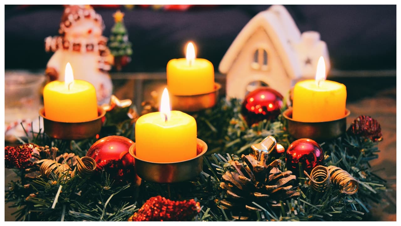 Para evitar incendios navideños, es mejor que escojas 
<b>decoraciones que son resistentes al fuego.</b> Mantén las velas encendidas alejadas de las decoraciones y otras cosas que pueden quemarse. Y, al ir a acostarte, apágalas. Para que esto no se te olvide puedes, incluso, colocar una alarma en tu celular, como recordatorio.
<br>