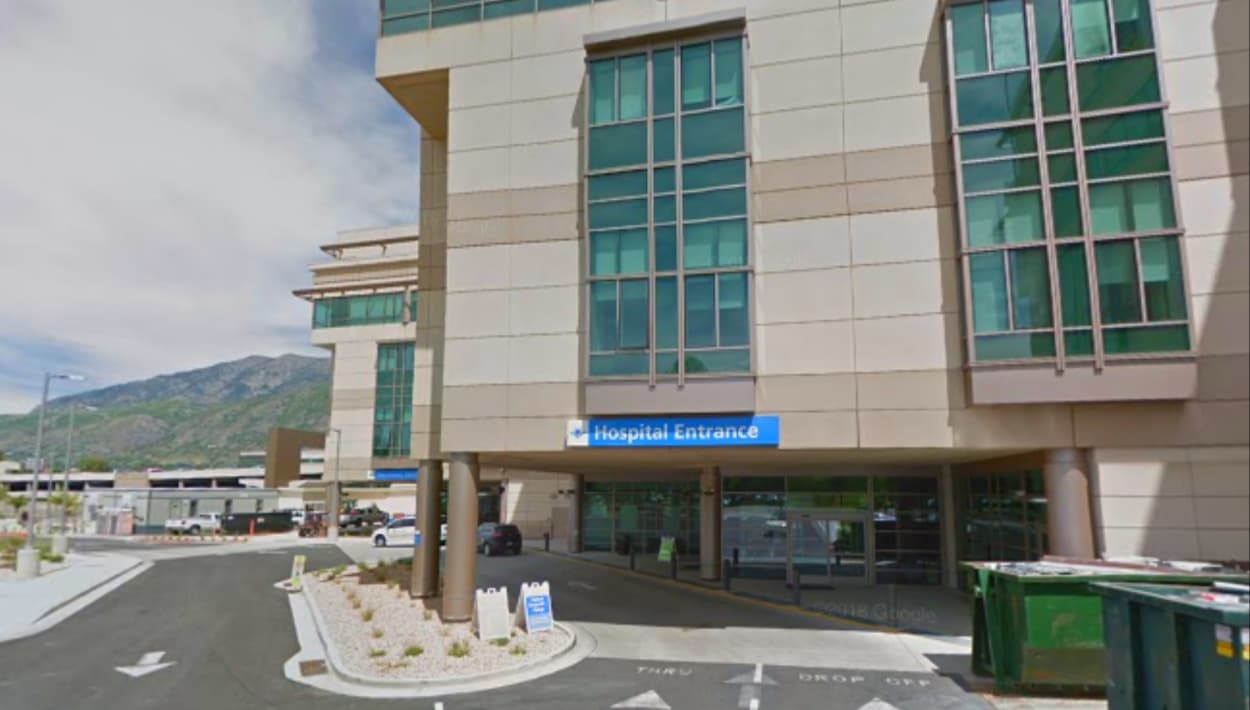 Hombre de 85 años que asesinó a su esposa, muere mientras estaba en custodia