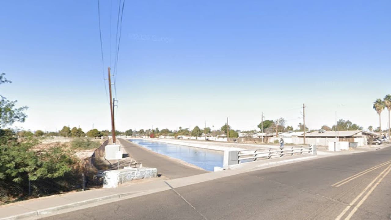 Niño de 3 años muere después de haber sido encontrado flotando en un canal de Phoenix
