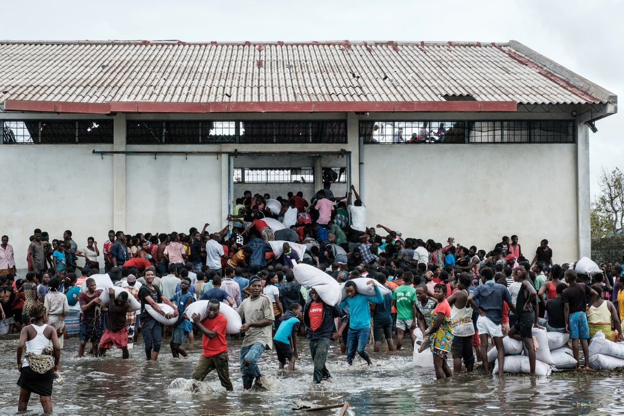 Cientos de personas desesperadas saquearon un almacén de arroz inundado en la ciudad de Beira.
<a href="https://www.univision.com/noticias/cientos-de-muertos-el-devastador-panorama-que-dejo-el-destructor-ciclon-idai-video">Miles se han desplazado hacia esta ciudad, que se convirtió en el centro de los frenéticos esfuerzos de rescate</a> en una región que fue destruida en un 90%.