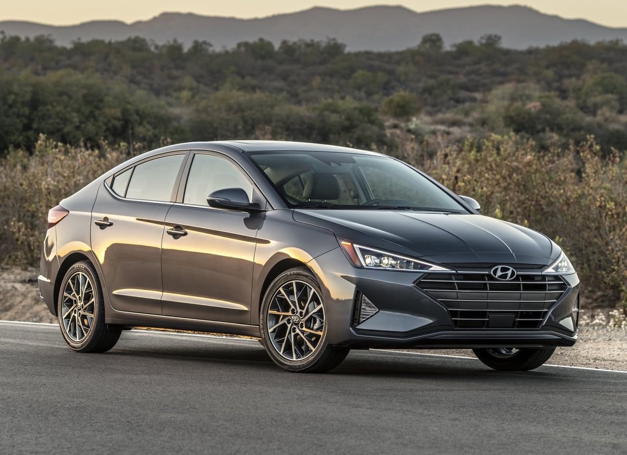 <h3 class="cms-H3-H3">8 – Hyundai Elantra SE 2019</h3>
<br>
<br>Precio sugerido al consumidor: $14,950
<br>Pago inicial (20%): $2,990
<br>
<br>Pago mensual con crédito bueno: $243
<br>Pago mensual con crédito suficiente: $266
<br>