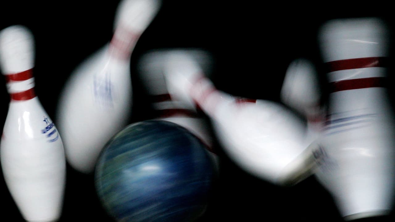 En Houston:
<b>Emerald Bowl</b>, 9307 Boone Road.
<b> iT’Z Family Food and Fun-Houston</b>, 18355 Tomball Parkway.
<br>
<br>En Katy:
<b>Time To Spare Entertainment</b>, 402 West Grand Parkway South #110.
<br>
<br>Para más información, puede visitar la página del programa haciendo
<a href="https://www.kidsbowlfree.com/" target="_blank">click aquí</a>.