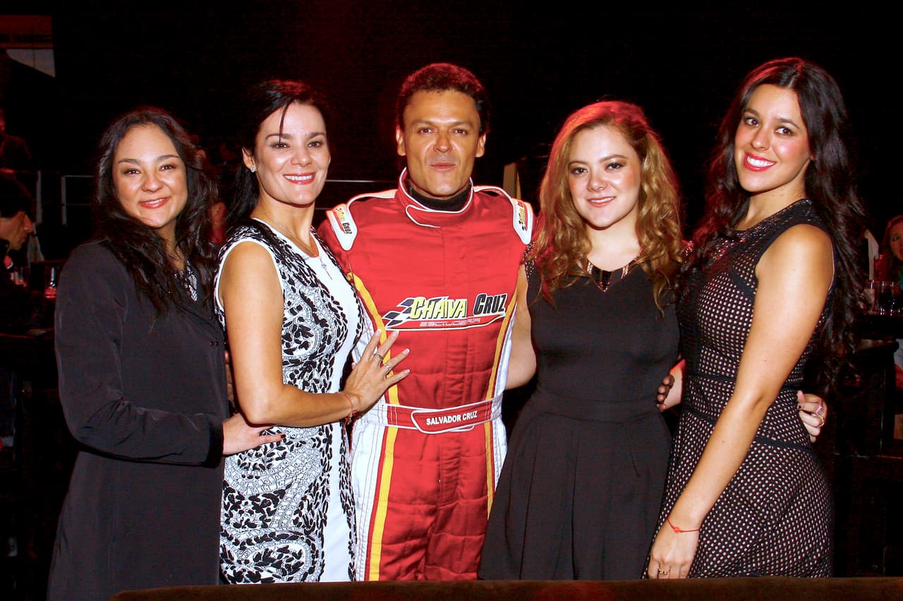 En su momento, Pedro Fernández expresó su molestia por los rumores que afectaban a su esposa: "Me da mucha tristeza esto porque he sentido que me han faltado al respeto a mí, a mi mujer y a mis hijas, que son el apoyo absoluto e incondicional de mi carrera. Cuando vi comentarios en alusión a que dejo esto por cuestiones de celos de mi mujer, me pareció algo completamente absurdo”, dijo en entrevista con Javier Poza.