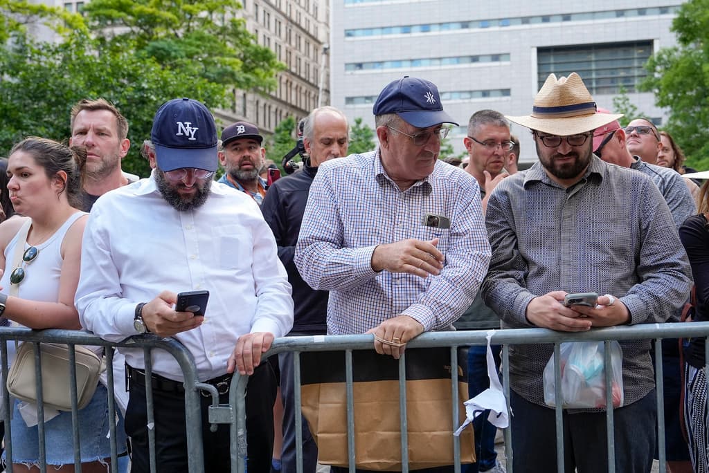 Espectadores afuera del Tribunal Penal de Manhattan observaron el veredicto contra el expresidente Donald Trump este jueves 30 de mayo de 2024.