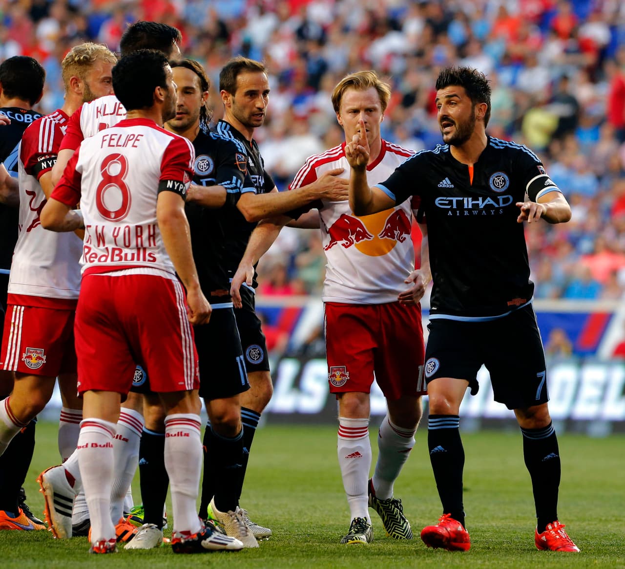 Fue el equipo de casa que se llevó el primer triunfo 2-1 gracias a un doblete del goleador Bradley Wright-Phillips aunque NYCFC tuvo la ventaja de un hombre luego de la expulsión de Matt Miazga.
