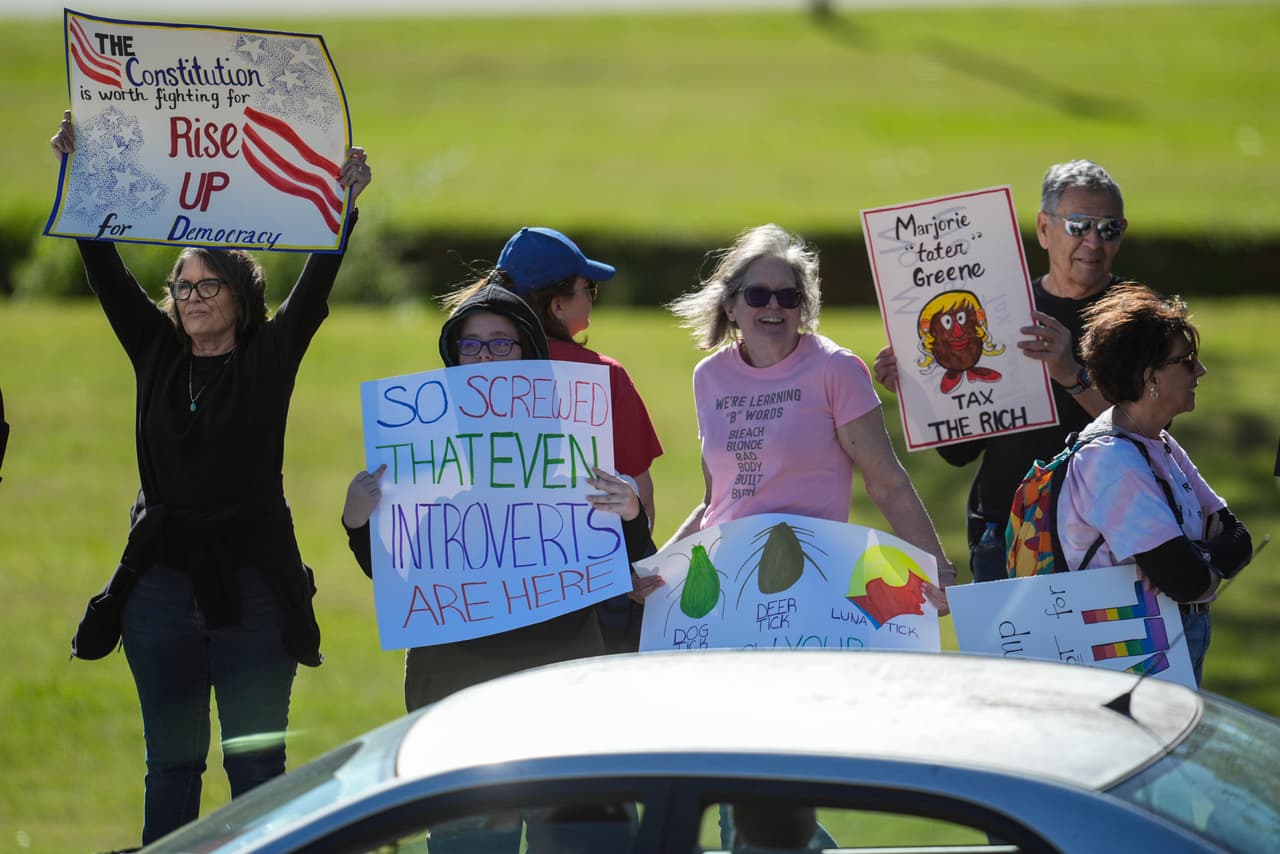 Afuera de la reunión se registró 
<b>una protesta que congregó a unas 100 personas</b>, según 
<i><a href="https://apnews.com/article/marjorie-taylor-greene-congress-town-hall-georgia-9babe0a27dfddf9005f97d4f2222ad91" target="_blank">Associated Press.</a></i>
<br>