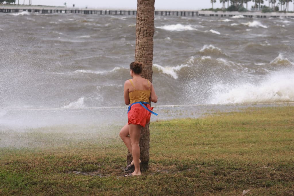 Helene no amenaza solo con vientos, sino que la marejada ciclónica ya causó 
<b><a href="https://www.univision.com/local/miami-wltv/huracan-helene-registran-los-impactos-iniciales-del-ciclon-en-la-costa-oeste-de-florida-video" target="_blank">serios daños en Florida</a></b>, afectando viviendas cercanas a la costa.
