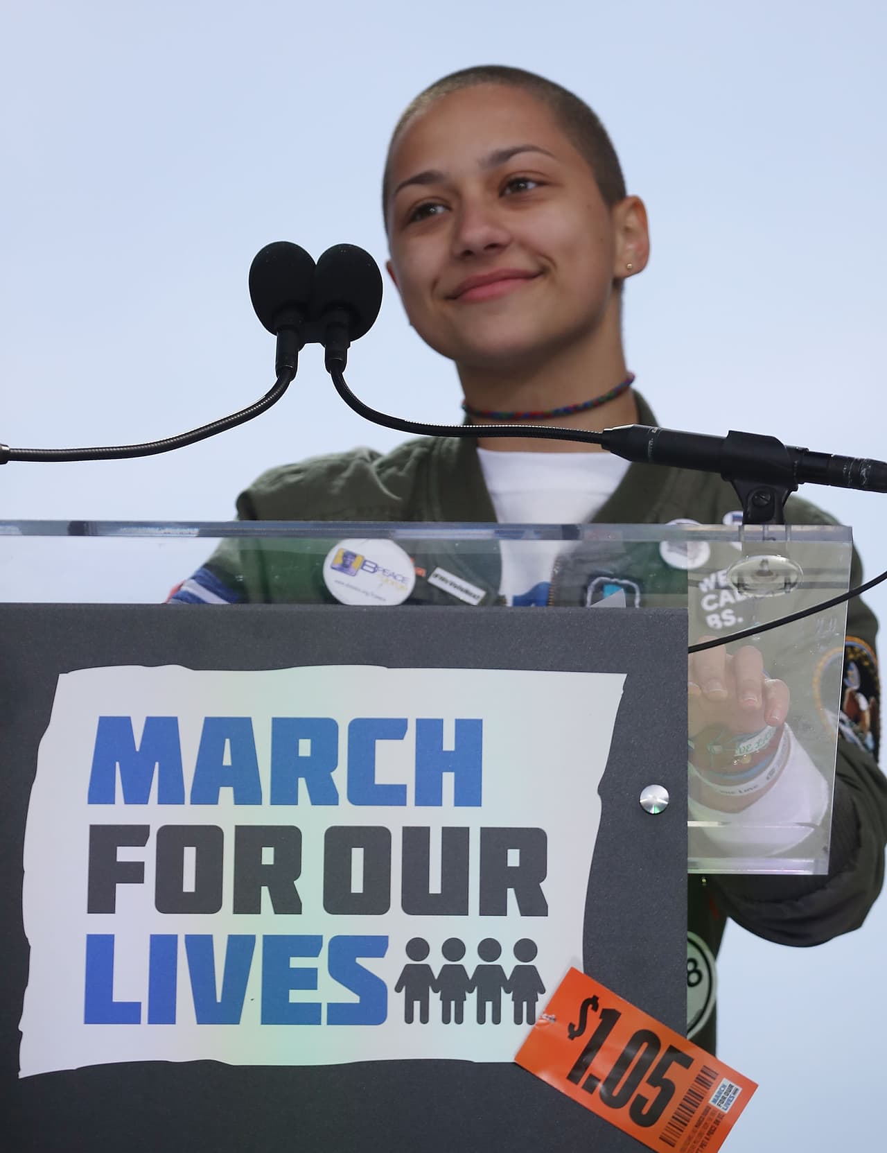 <b>Emma González</b>: alzó su voz en contra de la violencia, las armas y enfrentó ante la opinión pública y los medios de comunicación, al presidente de Estados Unidos, Donald Trump. Sobreviviente de la masacre en el colegio de Parkland en Florida, es una joven activista que busca cambiar el mundo a través de mensajes de paz, igualdad y respeto. 
<br>