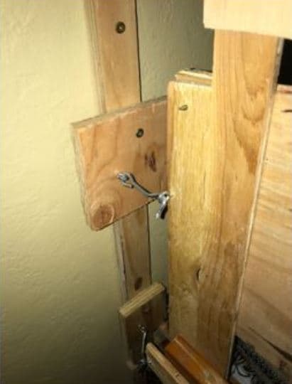 Estos ganchos mantienen las estructuras de las dos cunas en donde los niños permanecían enjaulados.